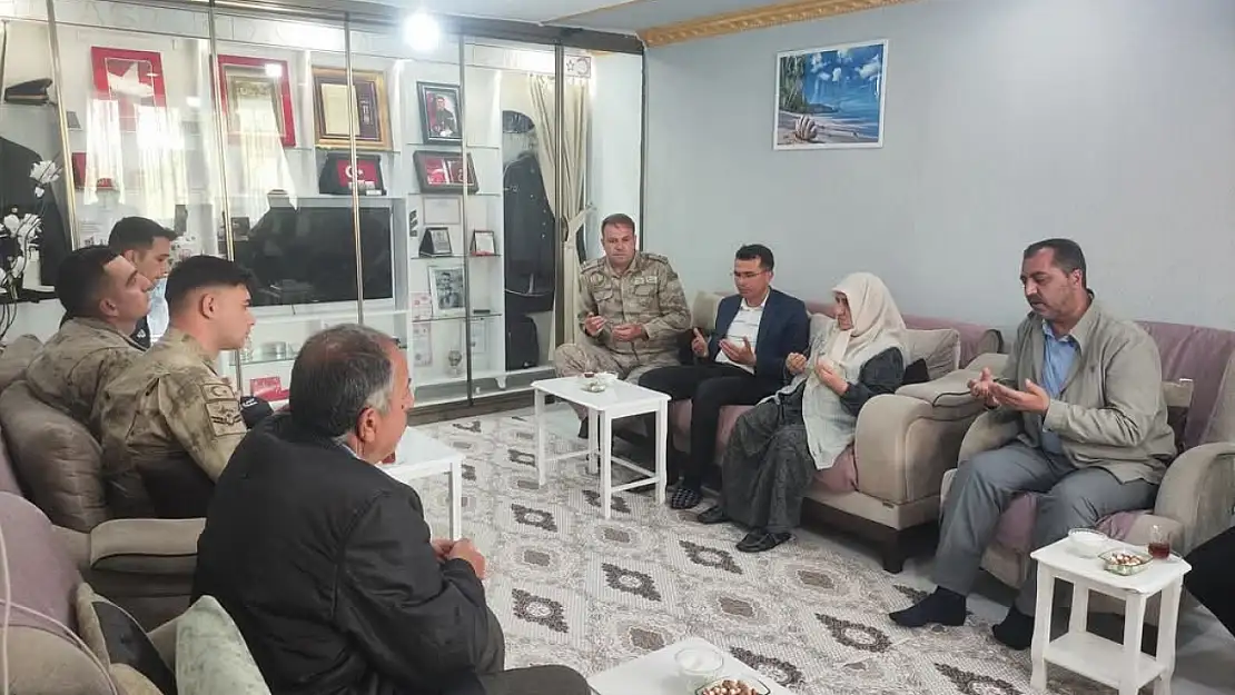 Tutak'ta Anneler gününde anlamlı ziyaret