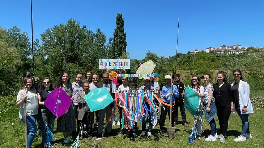 Tuttular, uçurdular ve doyasıya eğlendiler