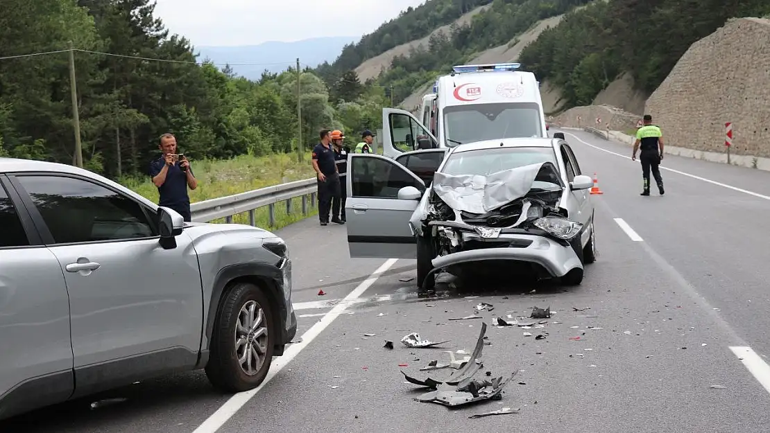 U dönüşü yapmaya çalışırken kazaya sebep oldu: 3'ü çocuk 5 yaralı