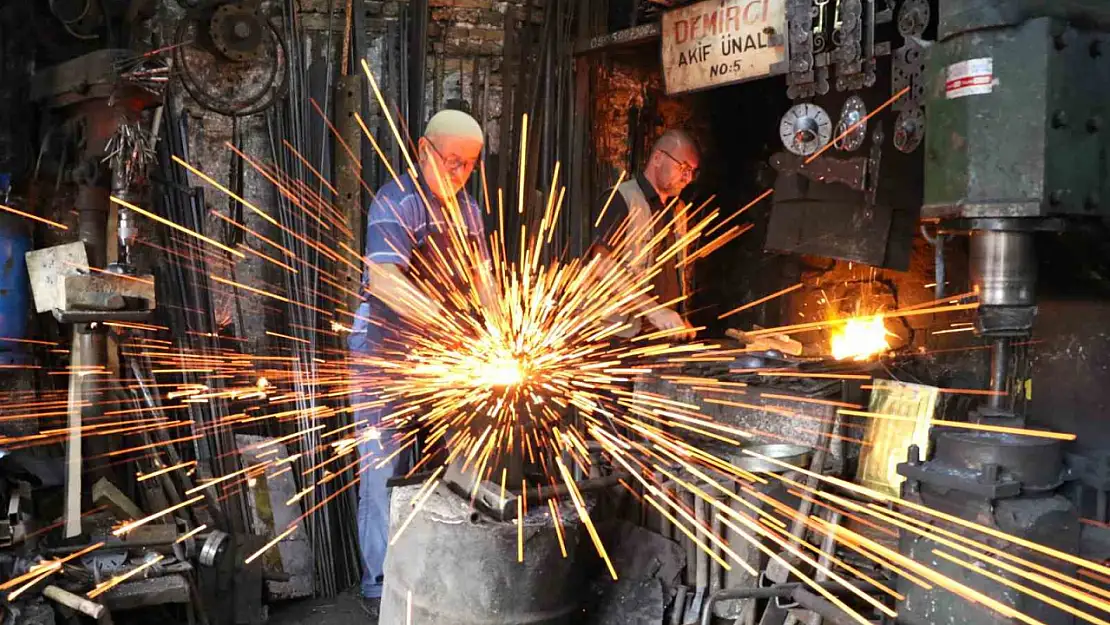 Üç kuşak bir arada demircilik mesleğini yaşatıyorlar