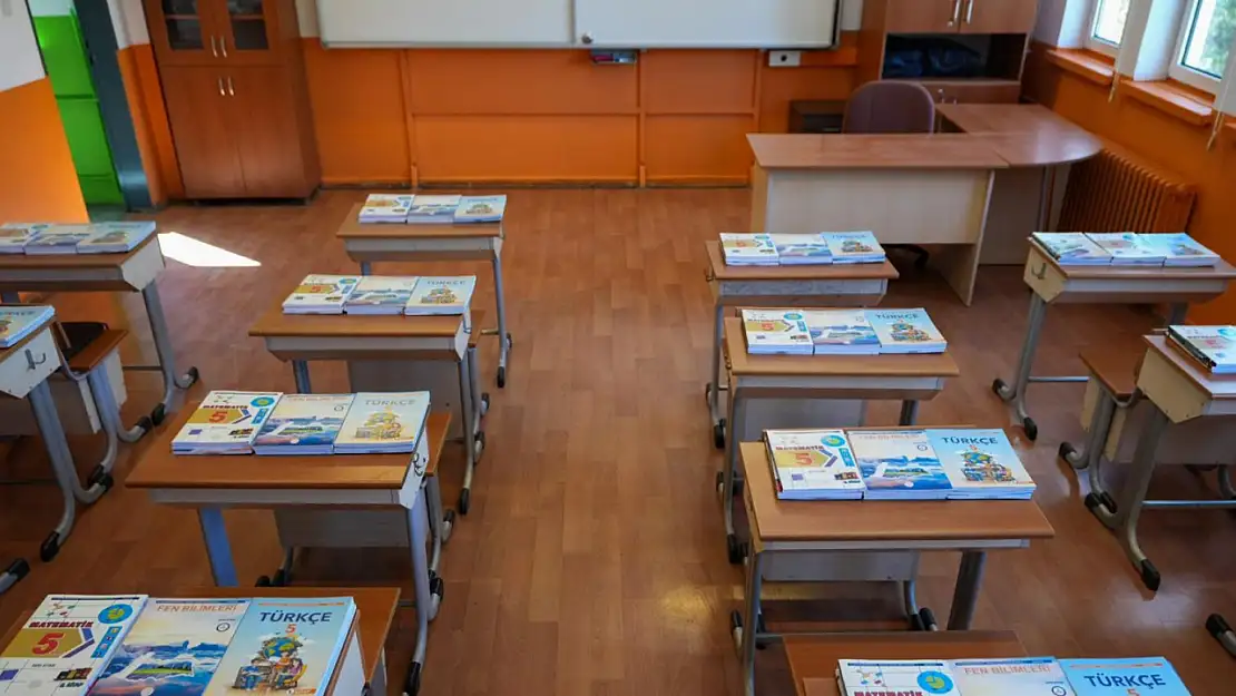Ücretsiz ders kitapları, sıralardaki yerini almaya başladı