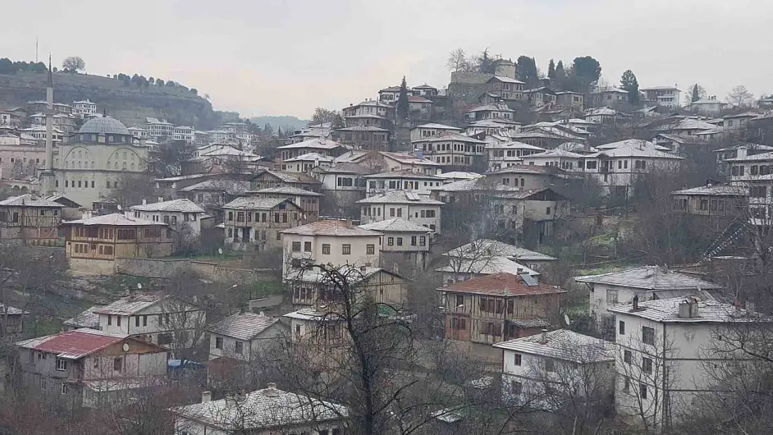 UNESCO kentinde konaklar ile tarihi yapıların çatıları beyaza büründü