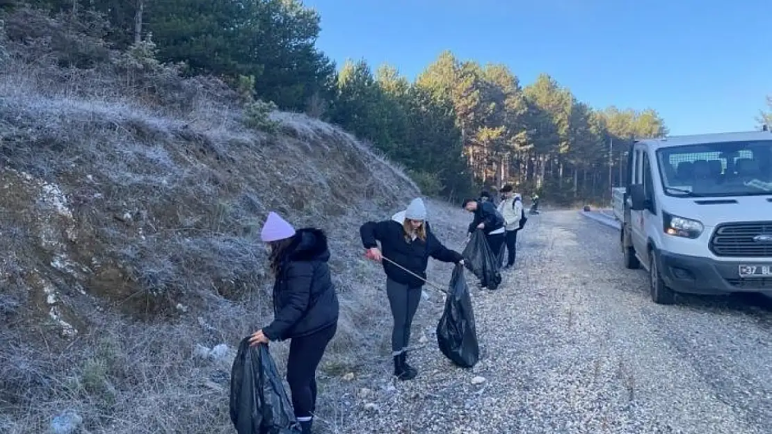 Üniversite öğrencileri doğa için kolları sıvadı, çöp topladı