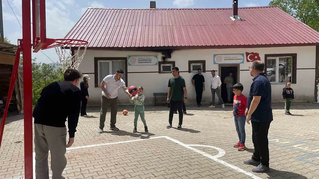 Üniversite öğrencilerinden köy okuluna anlamlı destek