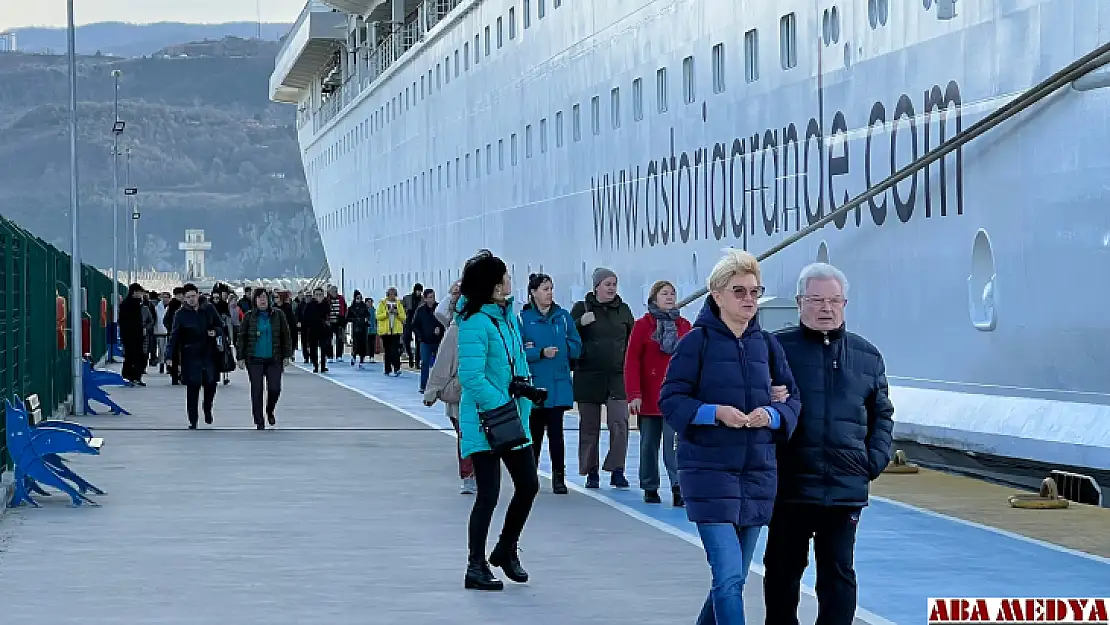 Usturmaçalara çarpan kruvaziyerin yolcuları uçakla Rusya'ya dönecek