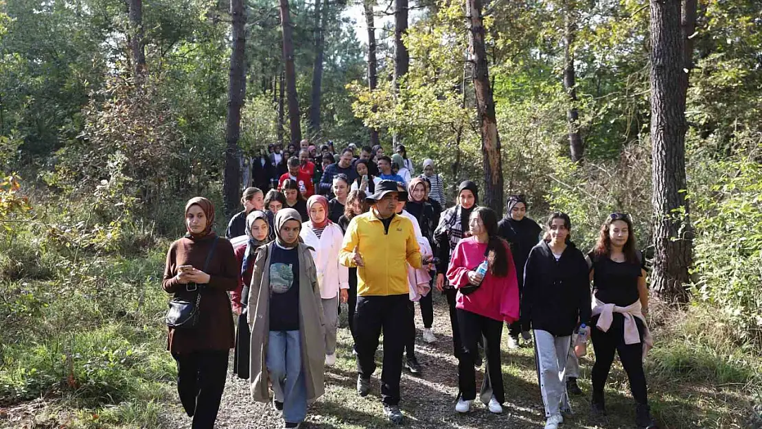 Vali Aslan gençlerle doğa yürüyüşü yaptı