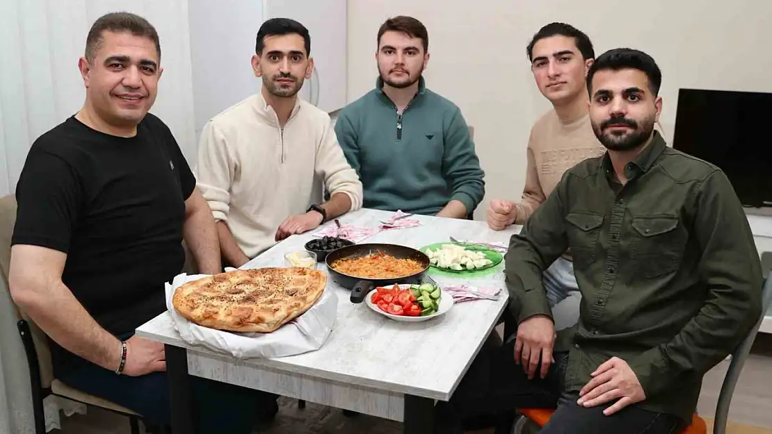 Vali Aslan öğrenci evinde sahur yaptı