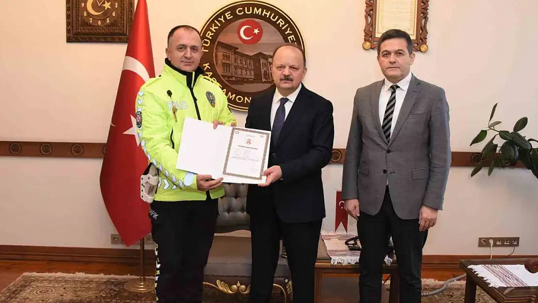 Vali Dallı'dan kalp krizi geçiren vatandaşı hayata döndüren polis memurlarına başarı belgesi