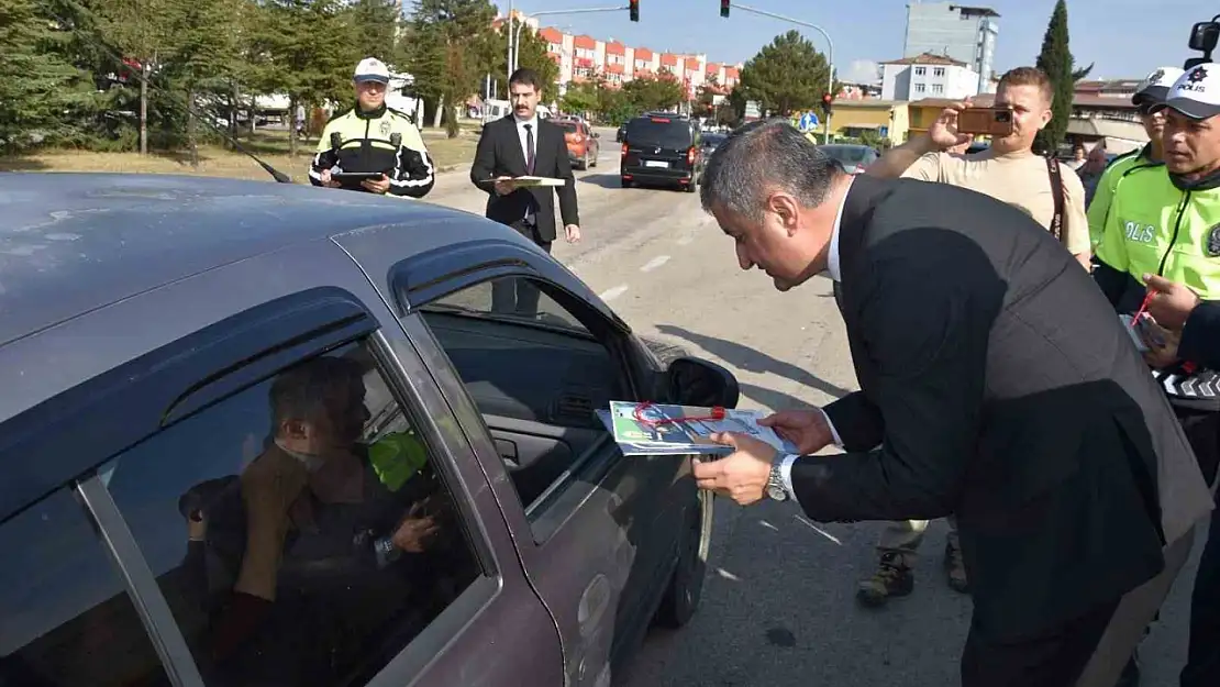 Vali Yavuz, sürücüleri uyarıp çocuklara kırmızı düdük dağıttı