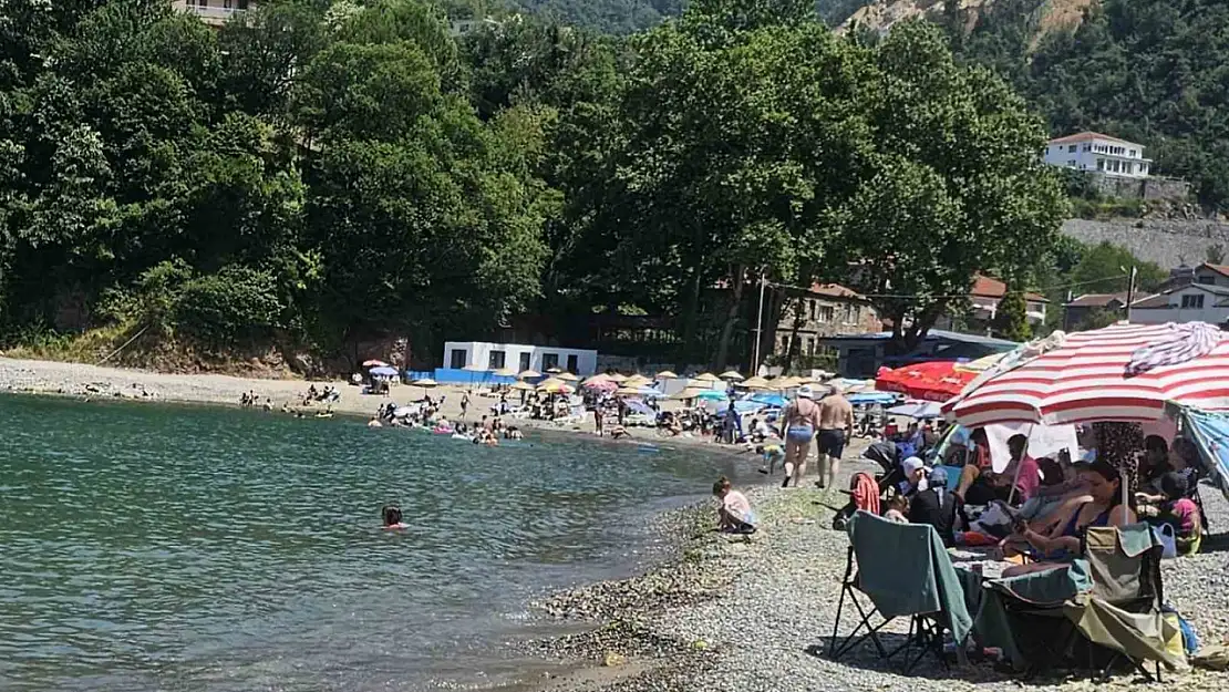 Vatandaşlar sıcak havada deniz keyfi yaşadı