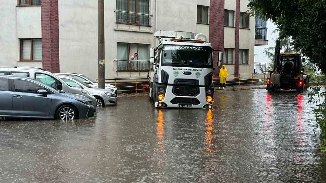 Yağış nedeniyle mazgal tıkandı, ekipler çalışma yaptı