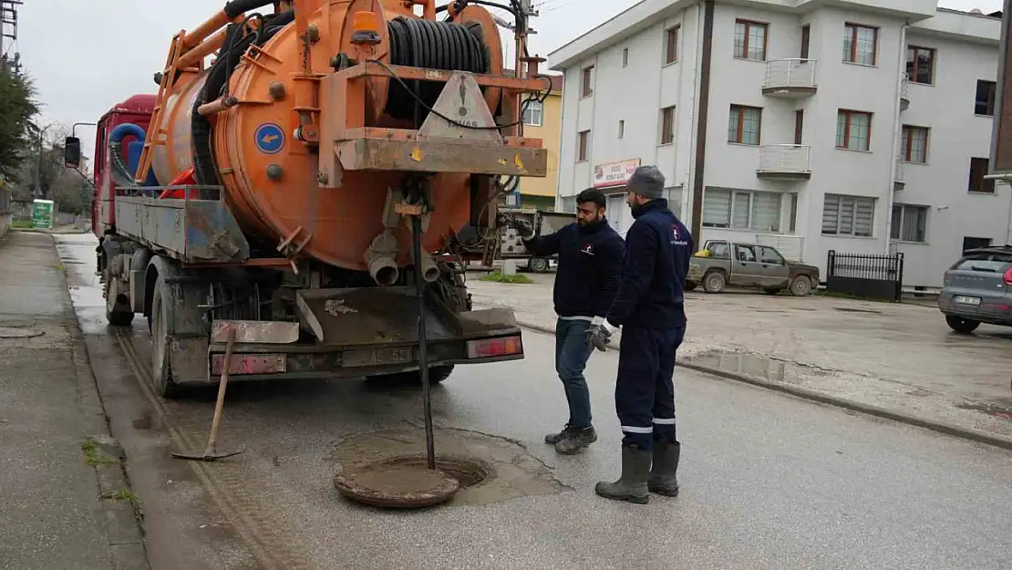 Yağış öncesi mazgallar temizleniyor