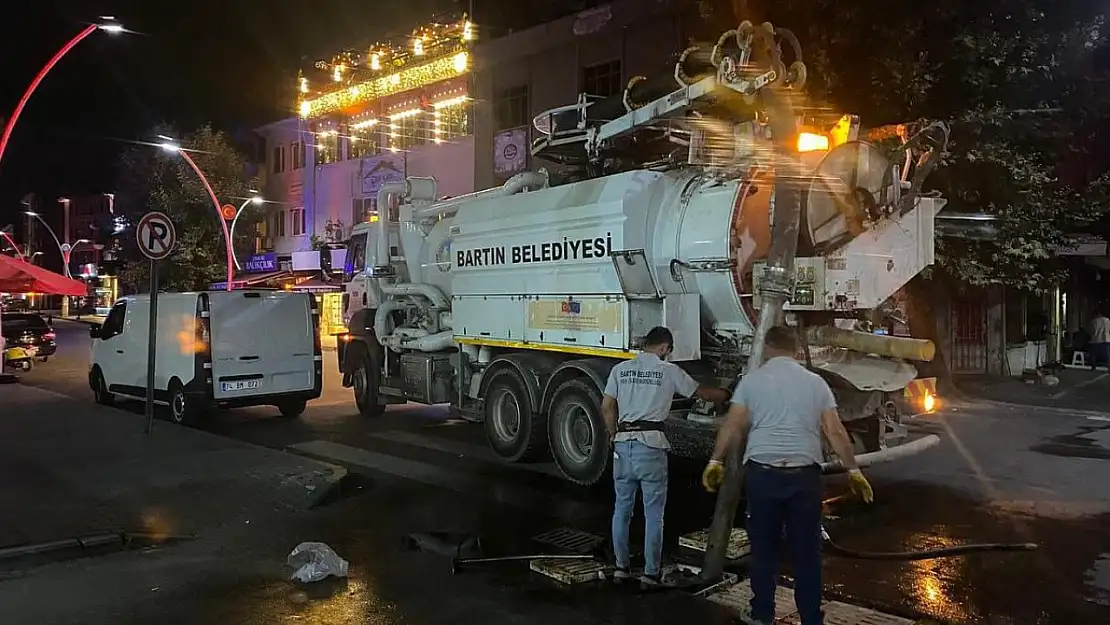 Yağmur suyu ızgaraları temizlendi