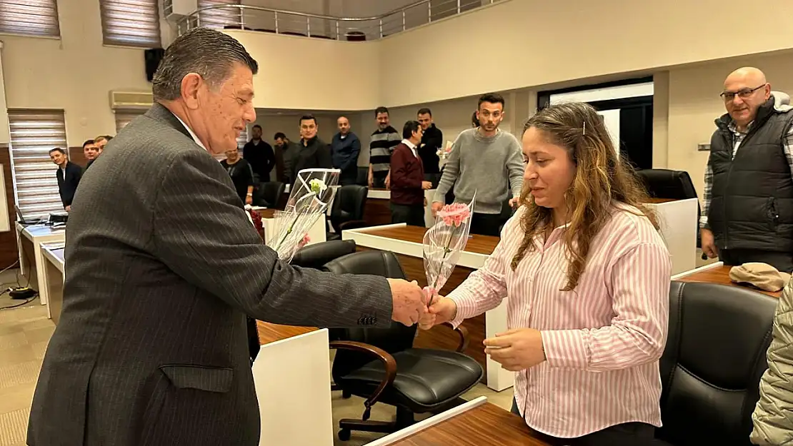 Yalçınkaya'dan emekçi kadınlara karanfil