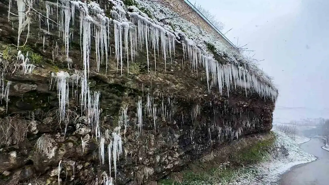 Yamaç ve kayalıklarda buz sarkıtlar oluştu