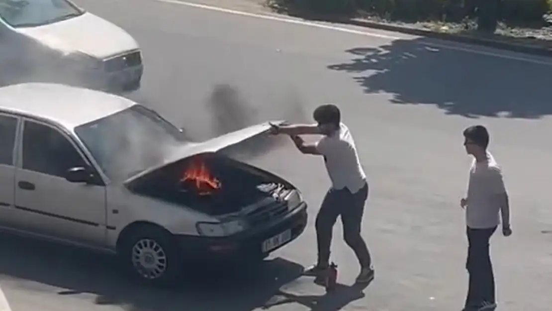 Yanan otomobili duyarlı vatandaşlar söndürdü