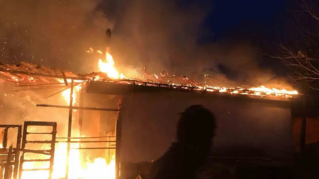 Yangın tek katlı evi kullanılamaz hale getirdi