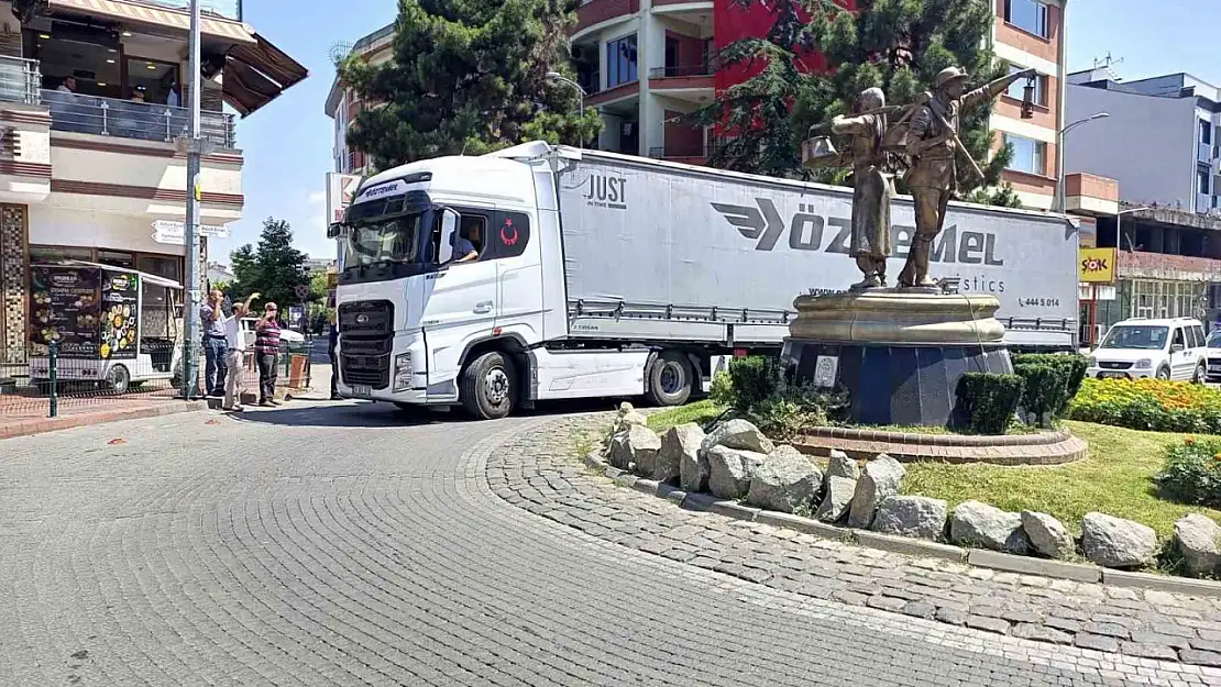 Yasak yola giren tır trafiği tıkadı