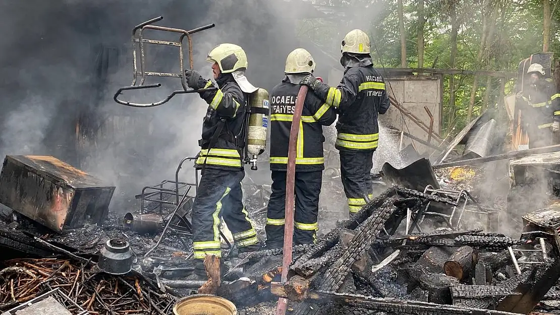 Yaşlı kadının tek başına yaşadığı prefabrik ev alevlere teslim oldu