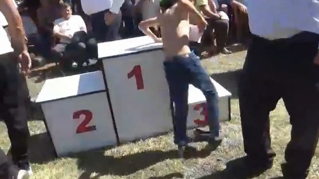Yayla bayramında güreşte birinci olan minik sporcu kürsüye çıkarken ayakkabılarını çıkardı