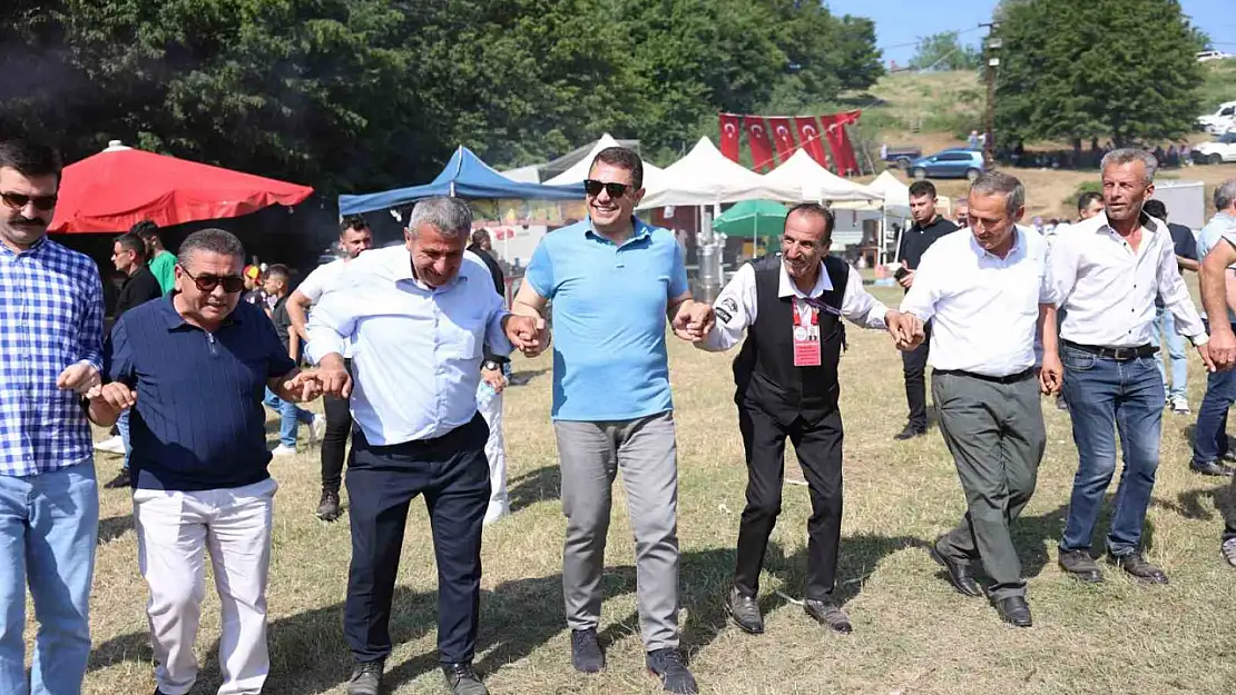 Yayla şenliklerinde Vali Aslan horon oynadı