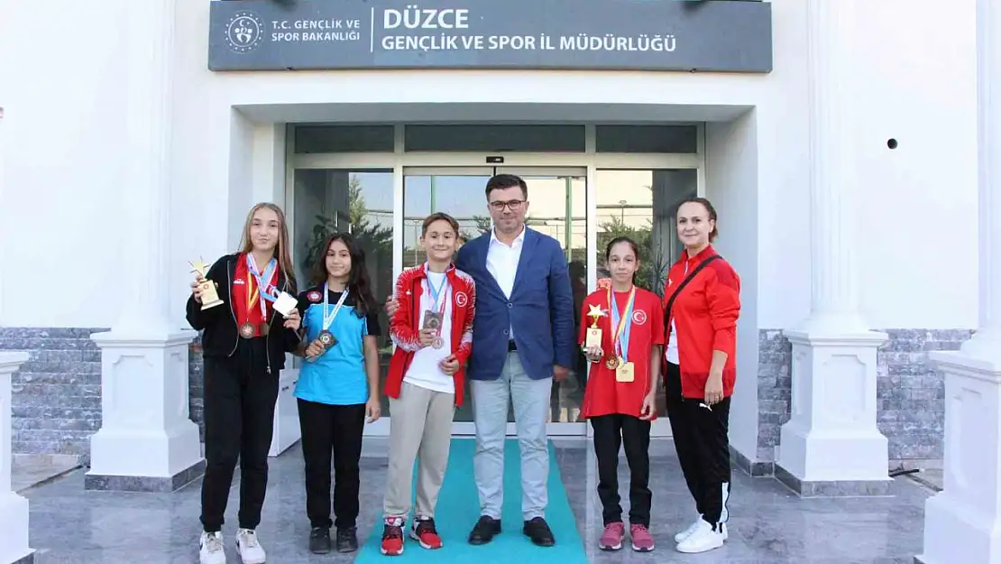 Başarılı sporculara hediye