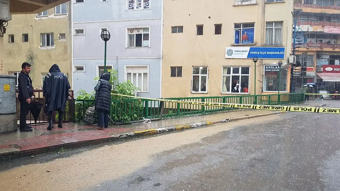 Yenice'de sağanak nedeniyle köprü trafiğe kapatıldı