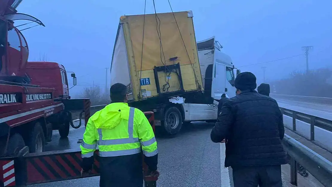 Yoğun sis kazaları beraberinde getirdi, D100'de trafik felç oldu