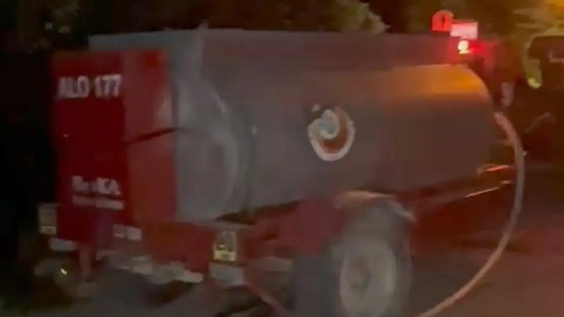 Yol kenarına atılan çöpler yangına neden oldu