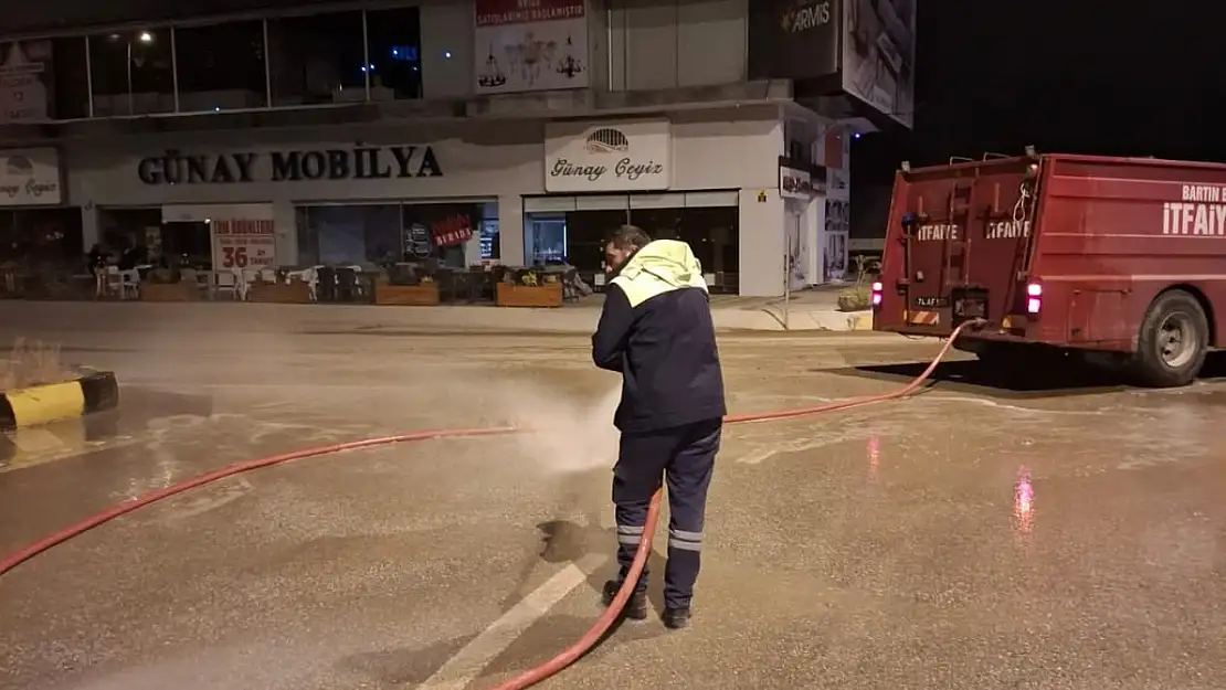Yol ve kaldırımlar yıkanıyor