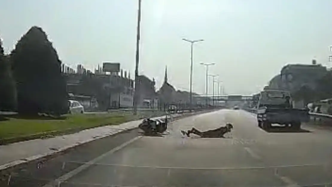 Yola bir anda çıkan çekiciye motosiklet çarptı