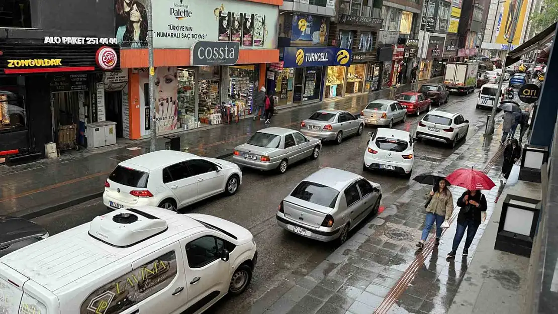 Yolda kalan Tır nedeniyle metrelerce kuyruk oluştu