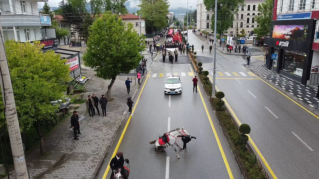 Yolda kayan attan düştü