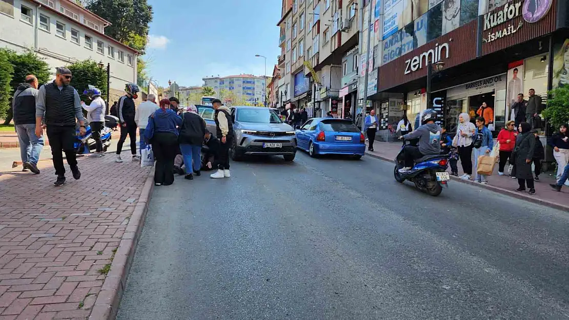 Yoldan karşıya geçmek isteyen adama otomobil çarptı: 1 yaralı