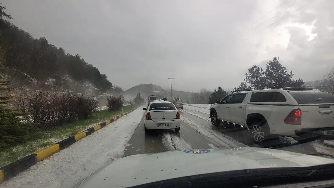 Yollar beyaz örtüyle kaplandı