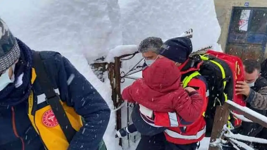 Yolu kapanan köyde hasta kurtarma mücadelesi