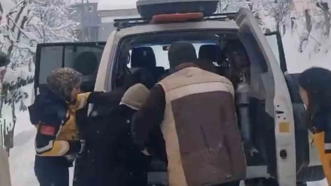 Yolu kapanan köydeki hasta kadın paletli ambulansla hastaneye ulaştırıldı