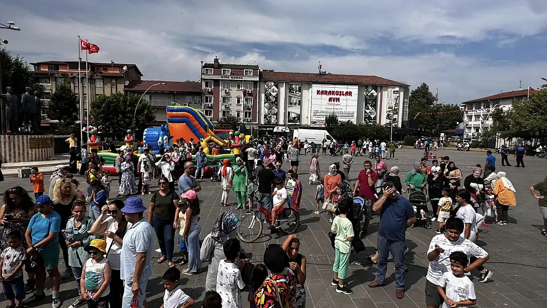 Yüzlerce çocuk, eğlence dolu saatler