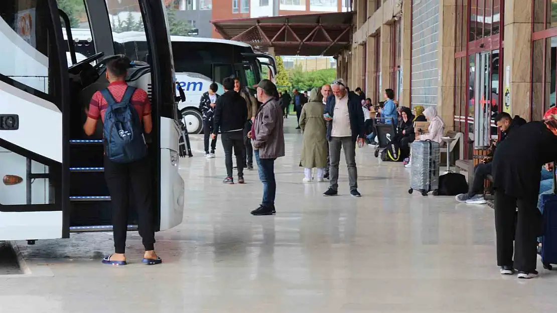 Yüzlerce depremzede, vatandaşlık görevi için memleketlerine oy kullanmaya gitti