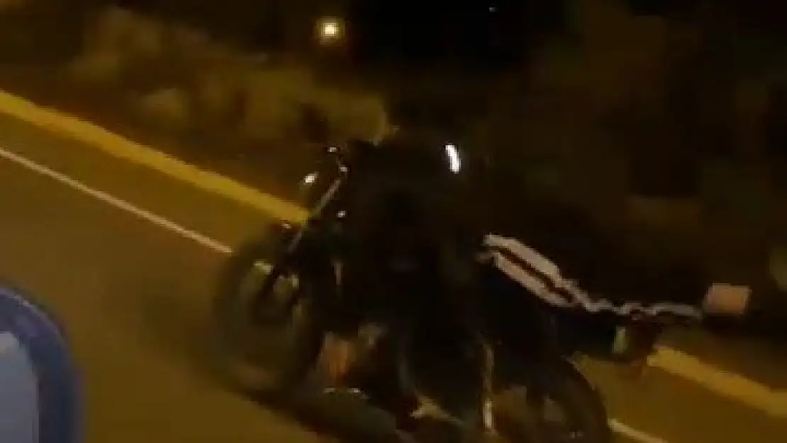 Yüzüstü yatarak motosiklet kullandı