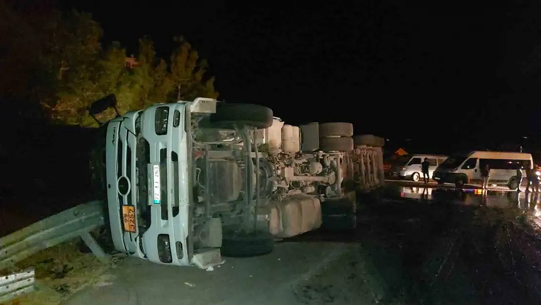 Zift dolu tanker devrildi, yol ulaşıma kapandı