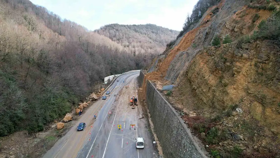 Zonguldak-Ankara kara yolundaki heyelan temizleme çalışmaları havadan görüntülendi