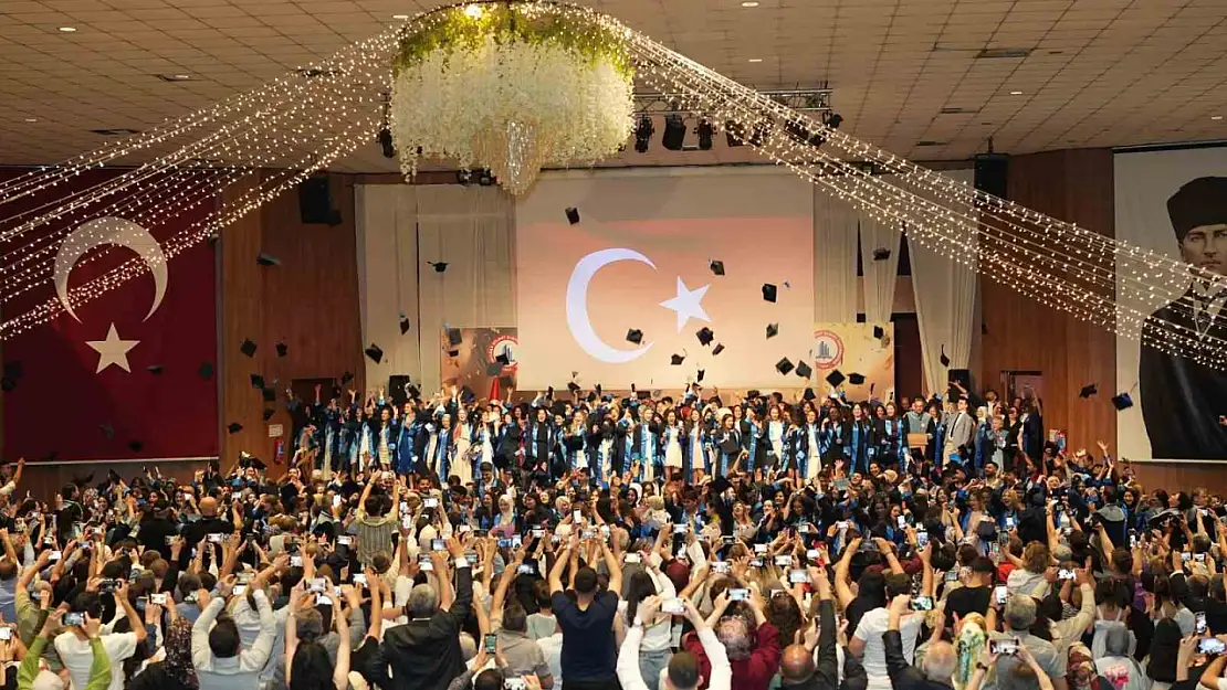 Mezunlarını geleceğe uğurladı