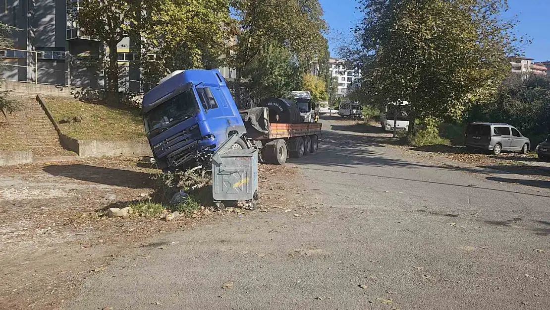 Çelik sac yüklü tır yan yattı