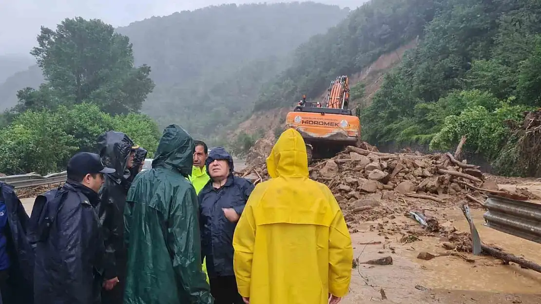 Zonguldak-Ereğli Karayolu heyelanlar nedeniyle trafiğe kapatıldı