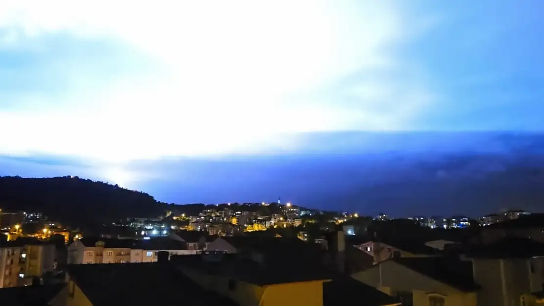Zonguldak'ın Ereğli ilçesinde şimşekler geceyi aydınlattı