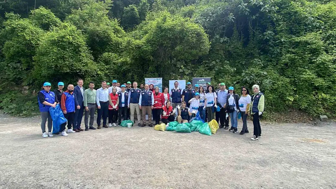 Zonguldak'ta çöp toplayıp, balık tutmak için yarıştılar