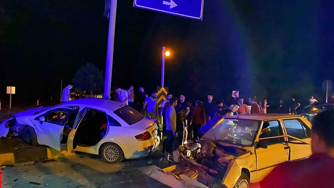 Zonguldak'ta iki otomobil çarpıştı: 2 yaralı