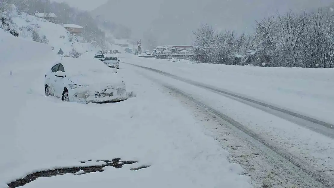 Zonguldak'ta kar yağışı etkisini sürdürüyor, 121 köy yoluna ulaşım sağlanamıyor