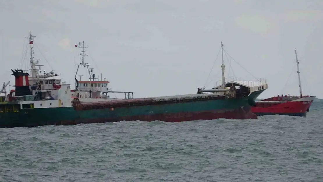 Zonguldak'ta yük gemileri denizde adeta beşik gibi sallandı